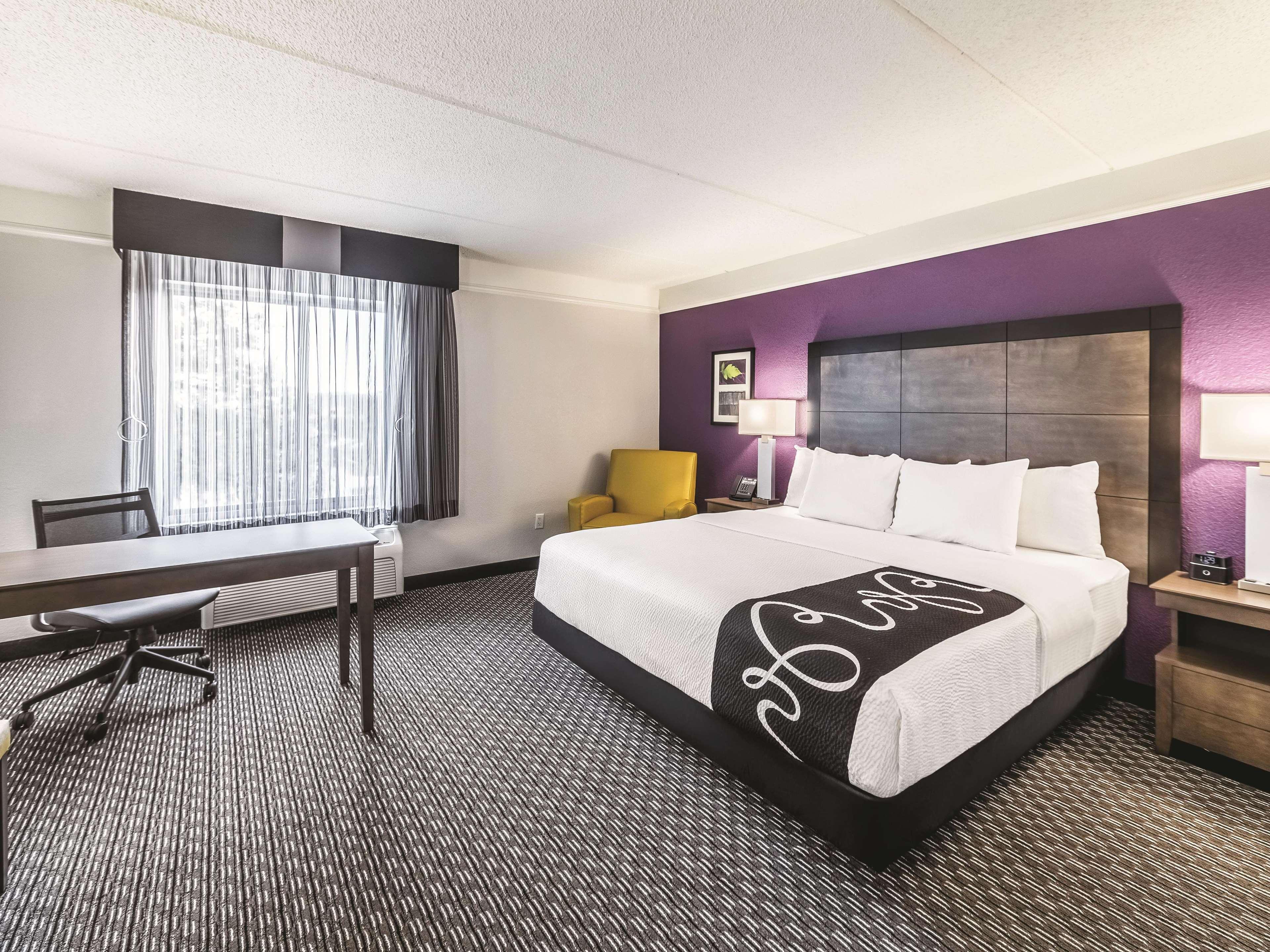 Отель La Quinta By Wyndham Austin Airport Экстерьер фото