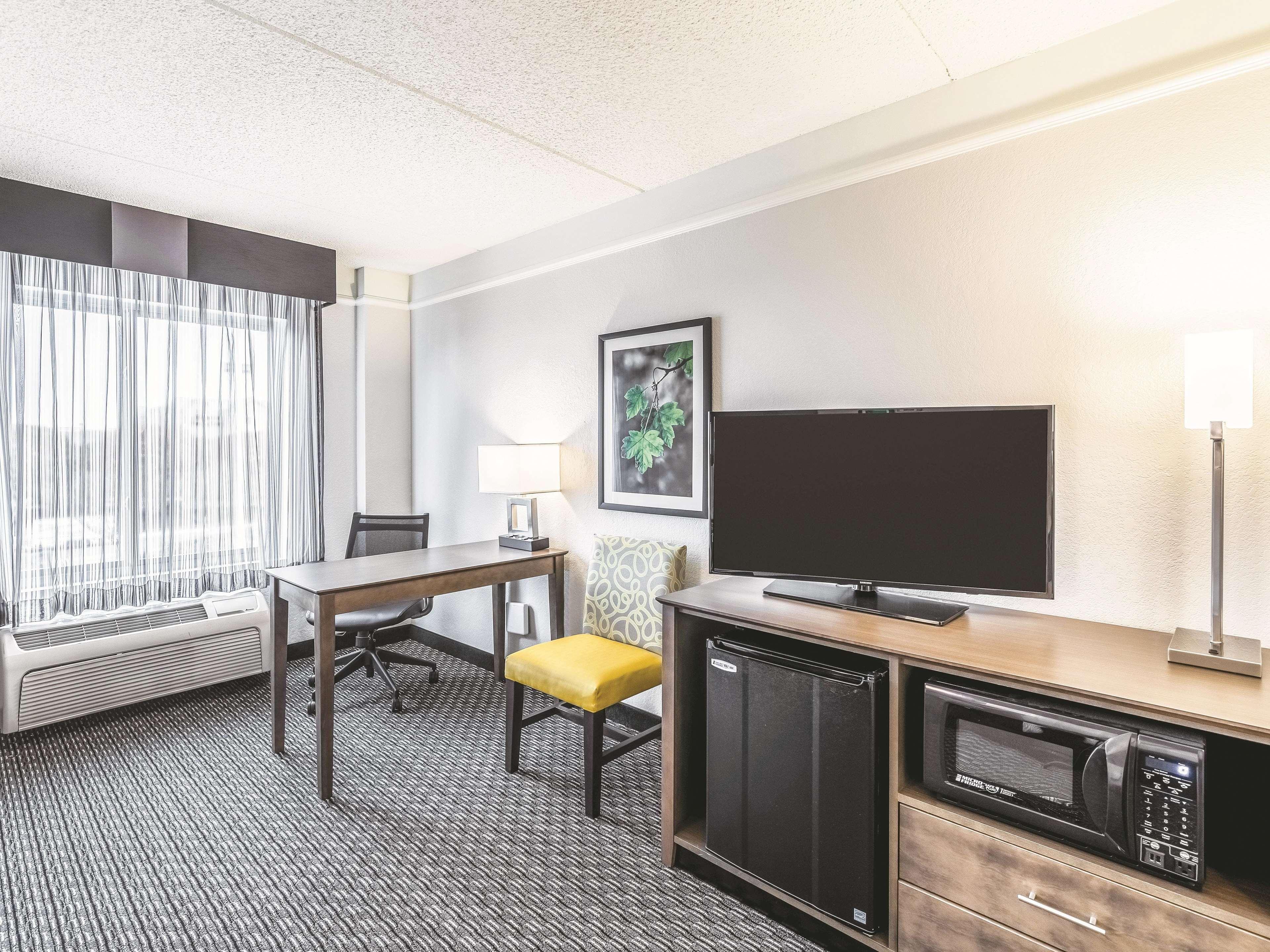 Отель La Quinta By Wyndham Austin Airport Экстерьер фото