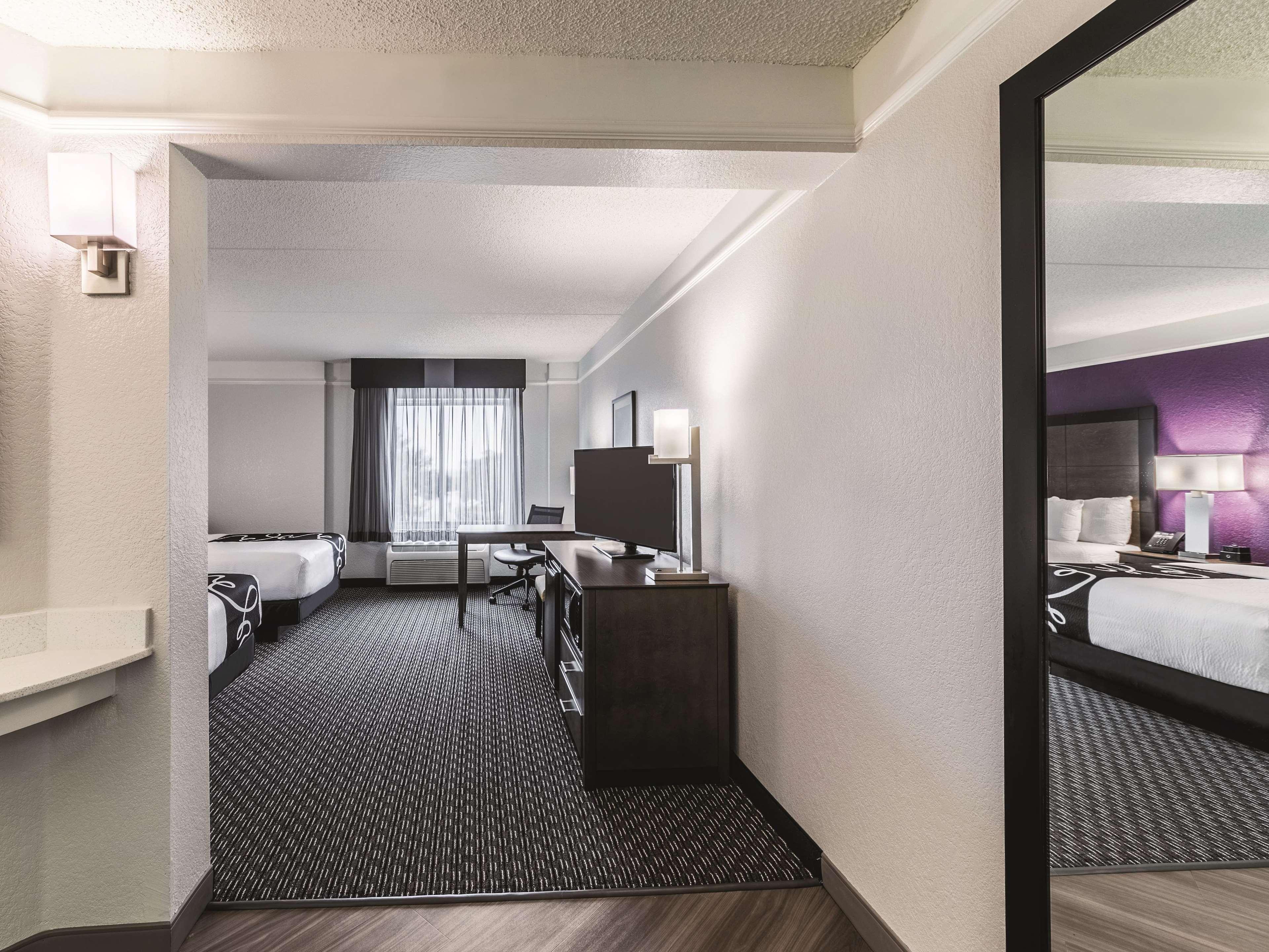 Отель La Quinta By Wyndham Austin Airport Экстерьер фото