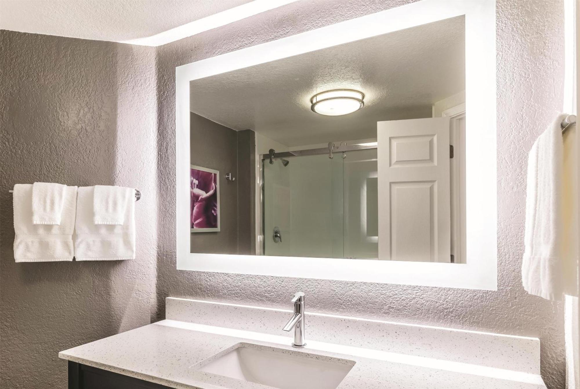 Отель La Quinta By Wyndham Austin Airport Экстерьер фото