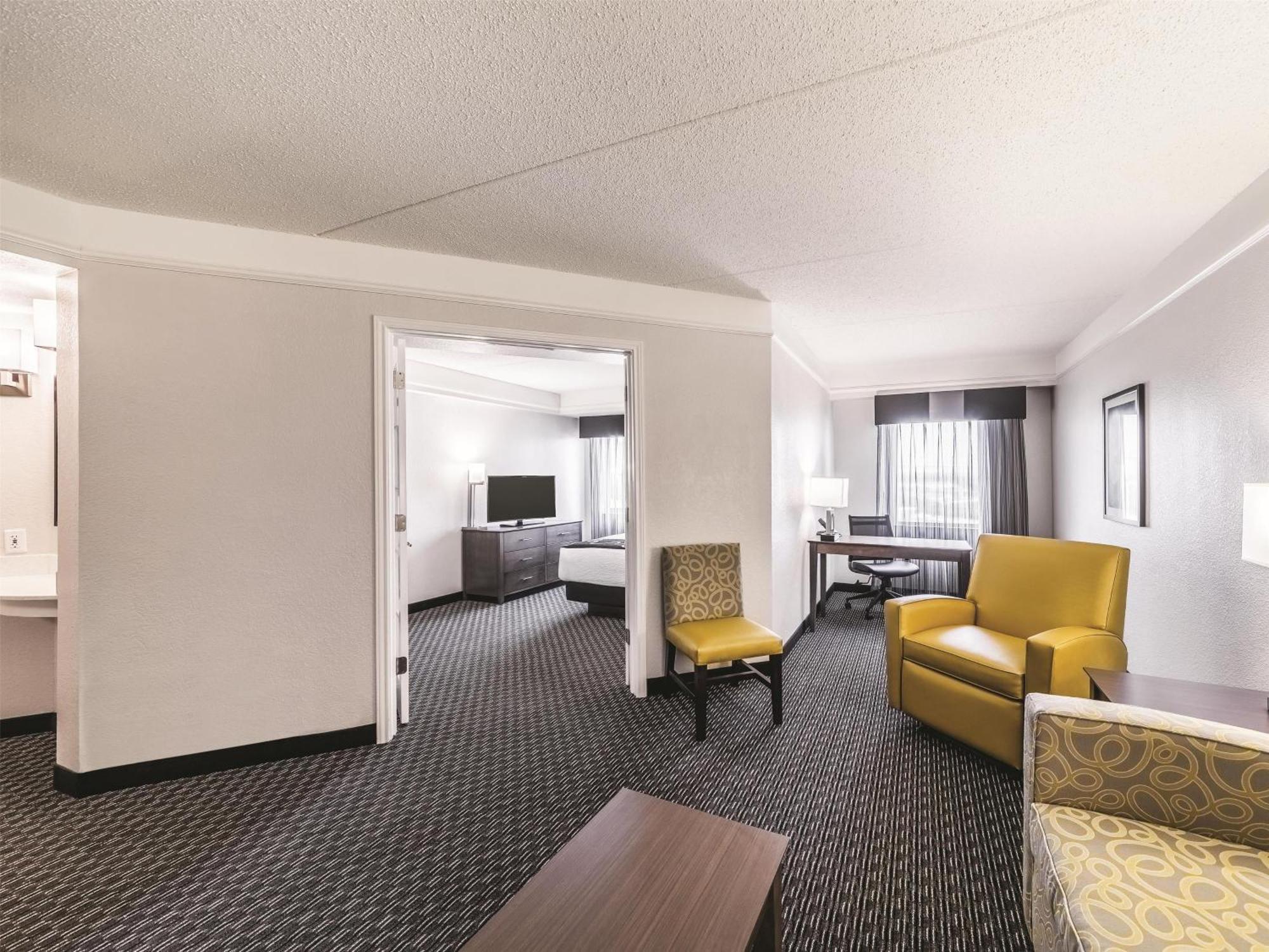 Отель La Quinta By Wyndham Austin Airport Экстерьер фото